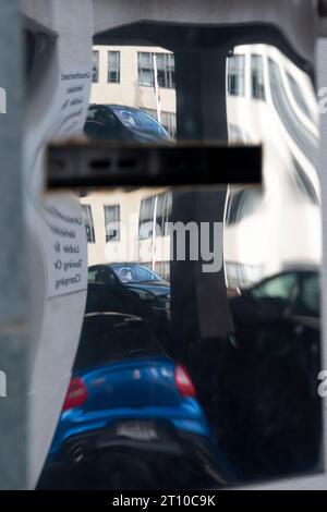 Reflet déformé de bâtiments urbains et de voitures dans un miroir cassé, Wellington, Île du Nord, Nouvelle-Zélande Banque D'Images