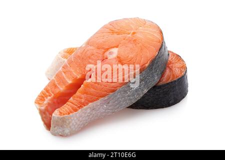 Deux steaks de saumon cru frais isolés sur fond blanc, pleine profondeur de champ Banque D'Images