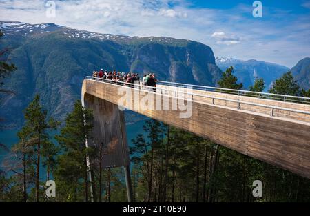 Stegastein, Norvège, 24 juin 2023 : les touristes admirent la vue depuis le point de vue de Stegastein, à 650 mètres au-dessus d'Aurlandsfjord qui est au large de la montagne Banque D'Images