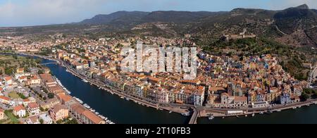 Drone panoramique point de vue du village italien de Bosa avec la rivière Temo et le château de Malaspin sur l'île de Sardaigne. Nommé l'un des Banque D'Images