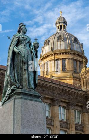 VICTORIA SQUARE, BIRMINGHAM, ROYAUME-UNI - 5 OCTOBRE 2023. La statue en bronze de la reine Victoria dans Victoria Square Birmingham avec le dôme du Conseil Hou Banque D'Images