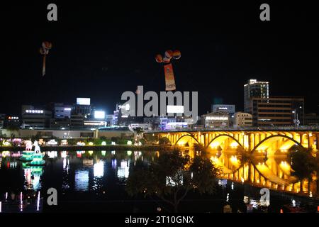 Jinju City, Gyeongsangnam-do République de Corée 9 octobre 2023 : les lumières colorées du festival Namgang Yudeung avec vue sur le château de Jinju et Th Banque D'Images