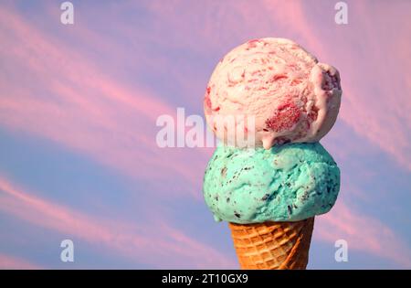 Deux boules de cône de crème glacée fondant sur fond rose de ciel de soirée Banque D'Images