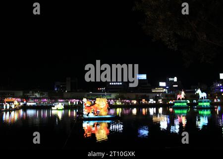 Jinju City, Gyeongsangnam-do République de Corée 9 octobre 2023 : les lumières colorées du festival Namgang Yudeung avec vue sur le château de Jinju et Th Banque D'Images