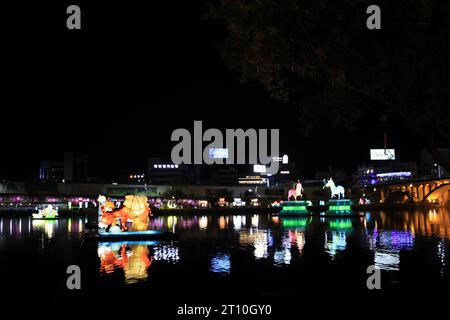 Jinju City, Gyeongsangnam-do République de Corée 9 octobre 2023 : les lumières colorées du festival Namgang Yudeung avec vue sur le château de Jinju et Th Banque D'Images