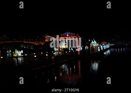 Jinju City, Gyeongsangnam-do République de Corée 9 octobre 2023 : les lumières colorées du festival Namgang Yudeung avec vue sur le château de Jinju et Th Banque D'Images