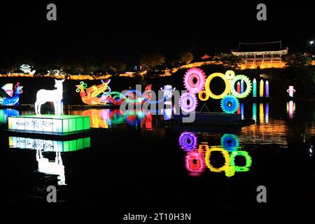 Jinju City, Gyeongsangnam-do République de Corée 9 octobre 2023 : les lumières colorées du festival Namgang Yudeung avec vue sur le château de Jinju et Th Banque D'Images