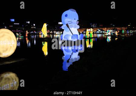 Jinju City, Gyeongsangnam-do République de Corée 9 octobre 2023 : les lumières colorées du festival Namgang Yudeung avec vue sur le château de Jinju et Th Banque D'Images