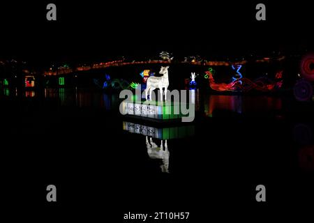 Jinju City, Gyeongsangnam-do République de Corée 9 octobre 2023 : les lumières colorées du festival Namgang Yudeung avec vue sur le château de Jinju et Th Banque D'Images