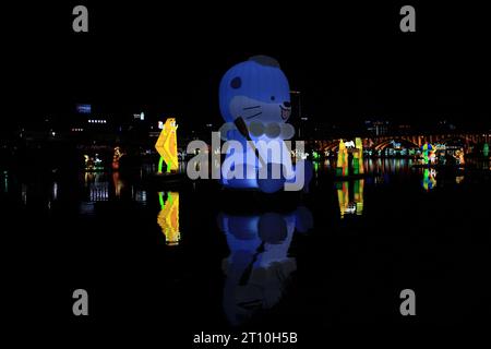 Jinju City, Gyeongsangnam-do République de Corée 9 octobre 2023 : les lumières colorées du festival Namgang Yudeung avec vue sur le château de Jinju et Th Banque D'Images