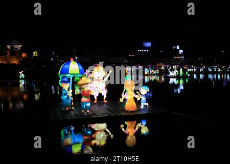 Jinju City, Gyeongsangnam-do République de Corée 9 octobre 2023 : les lumières colorées du festival Namgang Yudeung avec vue sur le château de Jinju et Th Banque D'Images