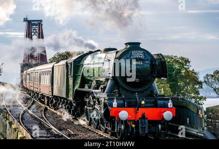 Le Flying Scotsman passe au-dessus du Forth Bridge près de North Queensferry, Fife, en Écosse. La locomotive à vapeur la plus célèbre au monde célèbre son centenaire, entrée en service le 24 février 1923. Ses réalisations comprennent le transport du premier train sans escale de Londres à Édimbourg en 1928, et devenir la première locomotive du Royaume-Uni à atteindre 100 km/h six ans plus tard. Date de la photo : mardi 10 octobre 2023. Banque D'Images