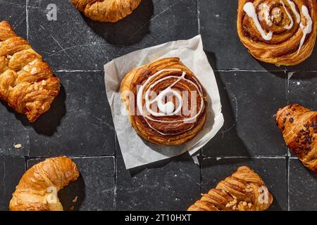 pâtisseries assorties sur fond de vieux carreaux gris foncé, vue de dessus Banque D'Images