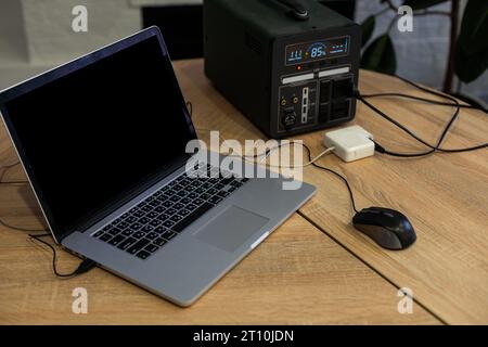 Station de charge portable sur table dans le salon Banque D'Images