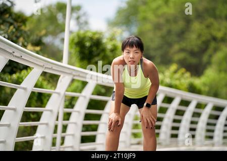 jeune femme asiatique joggeuse se préparant à courir à l'extérieur Banque D'Images