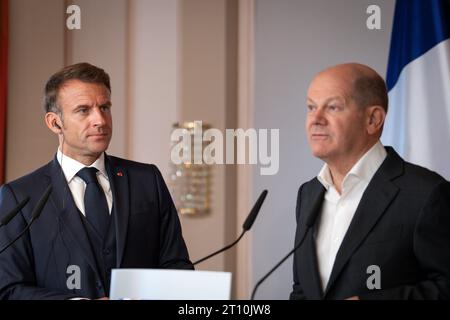 Pressekonferenz am Ende der Deutsch-Franzoesische Kabinettsklausur in Hamburg Bundeskanzler OLAF Scholz SPD gemeinsam mit Emmanuel Macron, Staatspraesident von Frankreich BEI der gemeinsamen Pressekonferenz im Anschluss an die Deutsch-Franzoesische Kabinettsklausur im Hôtels Louis C. Jacob in Hamburg, Hambourg, Hambourg, Hambourg, Hambourg, 10.10.2023 Hambourg Hambourg Deuschland *** Conférence de presse à l'issue de la réunion du cabinet franco-allemand à Hambourg le chancelier fédéral OLAF Scholz SPD et Emmanuel Macron, président de la République française, lors de la conférence de presse conjointe qui a suivi la réunion du cabinet franco-allemand au Lou Banque D'Images