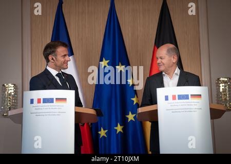 Pressekonferenz am Ende der Deutsch-Franzoesische Kabinettsklausur in Hamburg Bundeskanzler OLAF Scholz SPD gemeinsam mit Emmanuel Macron, Staatspraesident von Frankreich BEI der gemeinsamen Pressekonferenz im Anschluss an die Deutsch-Franzoesische Kabinettsklausur im Hôtels Louis C. Jacob in Hamburg, Hambourg, Hambourg, Hambourg, Hambourg, 10.10.2023 Hambourg Hambourg Deuschland *** Conférence de presse à l'issue de la réunion du cabinet franco-allemand à Hambourg le chancelier fédéral OLAF Scholz SPD et Emmanuel Macron, président de la République française, lors de la conférence de presse conjointe qui a suivi la réunion du cabinet franco-allemand au Lou Banque D'Images