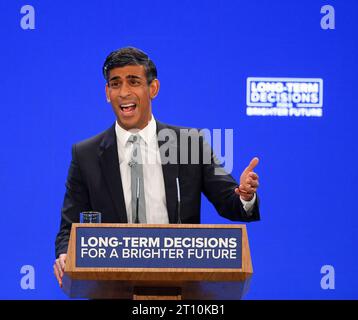 Le Premier ministre Rishi Sunak a été présenté par son épouse Akshata Murthy avant de prononcer le discours des dirigeants lors de la conférence du Parti conservateur à Manchester le 4 octobre 2023. Banque D'Images