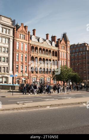 Inscription des étudiants du King's College London qui passent devant le Royal Waterloo Hospital for Children and Women, Lambeth, London SE1, Angleterre, Royaume-Uni Banque D'Images