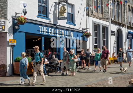 Les gens boivent assis se détendre à l'extérieur au Golden Lion Pub bar en été Keswick Lake District Cumbria Angleterre Royaume-Uni Grande-Bretagne Grande-Bretagne Grande-Bretagne Grande-Bretagne Banque D'Images