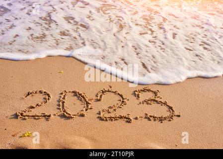 2023 ans dessin sur la plage de sable de la mer à la journée ensoleillée Banque D'Images