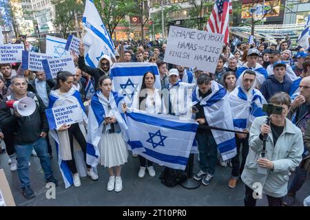 New York, New York, États-Unis. 9 octobre 2023. (NOUVEAU) le maire de New York, Eric Adams, organise une veillée aux chandelles pour les victimes d'attentats terroristes en Israël. 9 octobre 2023, New York, New York, États-Unis : des partisans d'Israël avec des drapeaux israéliens, des drapeaux américains et des pancartes se rassemblent lors d'une veillée aux chandelles pour les victimes d'attaques terroristes en Israël sur la place Golda Meir de Manhattan le 9 octobre 2023 à New York. Le 7 octobre, le groupe militant palestinien Hamas a lancé une attaque surprise contre Israël depuis Gaza par terre, mer et air, tuant plus de 900 personnes et en blessant plus de 2000. Selon RE Banque D'Images