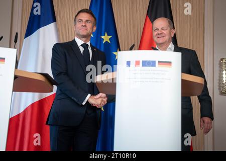 Pressekonferenz am Ende der Deutsch-Franzoesische Kabinettsklausur in Hamburg Bundeskanzler OLAF Scholz SPD und Emmanuel Macron, Staatspraesident von Frankreich geben sich am Ende der gemeinsamen Pressekonferenz im Anschluss an die Deutsch-Franzoesische Kabinettsklausur im Hotels Louis C., Hamburg die Hand, Hamburg 10.10.2023 Hamburg Hamburg Deutschland *** Conférence de presse à l'issue de la réunion du cabinet franco-allemand à Hambourg le chancelier allemand OLAF Scholz SPD et Emmanuel Macron, président de la République française, serrent la main à l'issue de la conférence de presse conjointe qui a suivi la conférence franco-allemande Banque D'Images