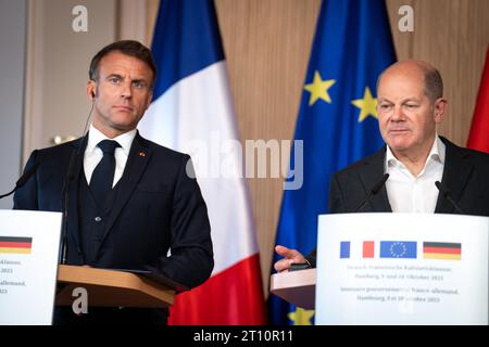 Pressekonferenz am Ende der Deutsch-Franzoesische Kabinettsklausur in Hamburg Bundeskanzler OLAF Scholz SPD gemeinsam mit Emmanuel Macron, Staatspraesident von Frankreich BEI der gemeinsamen Pressekonferenz im Anschluss an die Deutsch-Franzoesische Kabinettsklausur im Hôtels Louis C. Jacob in Hamburg, Hambourg, Hambourg, Hambourg, Hambourg, 10.10.2023 Hamburg Hamburg Deutschland *** Conférence de presse à l'issue de la réunion du cabinet franco-allemand à Hambourg le chancelier fédéral OLAF Scholz SPD et Emmanuel Macron, président de la République française, lors de la conférence de presse conjointe qui a suivi la réunion du cabinet franco-allemand à la LO Banque D'Images