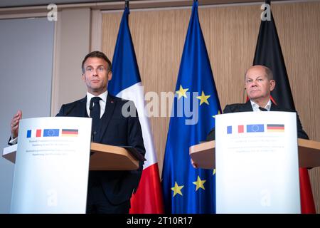 Pressekonferenz am Ende der Deutsch-Franzoesische Kabinettsklausur in Hamburg Bundeskanzler OLAF Scholz SPD gemeinsam mit Emmanuel Macron, Staatspraesident von Frankreich BEI der gemeinsamen Pressekonferenz im Anschluss an die Deutsch-Franzoesische Kabinettsklausur im Hôtels Louis C. Jacob in Hamburg, Hambourg, Hambourg, Hambourg, Hambourg, 10.10.2023 Hamburg Hamburg Deutschland *** Conférence de presse à l'issue de la réunion du cabinet franco-allemand à Hambourg le chancelier fédéral OLAF Scholz SPD et Emmanuel Macron, président de la République française, lors de la conférence de presse conjointe qui a suivi la réunion du cabinet franco-allemand à la LO Banque D'Images