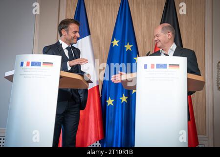Pressekonferenz am Ende der Deutsch-Franzoesische Kabinettsklausur in Hamburg Bundeskanzler OLAF Scholz SPD und Emmanuel Macron, Staatspraesident von Frankreich geben sich am Ende der gemeinsamen Pressekonferenz im Anschluss an die Deutsch-Franzoesische Kabinettsklausur im Hotels Louis C., Hamburg die Hand, Hamburg 10.10.2023 Hamburg Hamburg Deutschland *** Conférence de presse à l'issue de la réunion du cabinet franco-allemand à Hambourg le chancelier allemand OLAF Scholz SPD et Emmanuel Macron, président de la République française, serrent la main à l'issue de la conférence de presse conjointe qui a suivi la conférence franco-allemande Banque D'Images