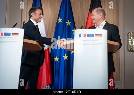 Pressekonferenz am Ende der Deutsch-Franzoesische Kabinettsklausur in Hamburg Bundeskanzler OLAF Scholz SPD und Emmanuel Macron, Staatspraesident von Frankreich geben sich am Ende der gemeinsamen Pressekonferenz im Anschluss an die Deutsch-Franzoesische Kabinettsklausur im Hotels Louis C., Hamburg die Hand, Hamburg 10.10.2023 Hamburg Hamburg Deutschland *** Conférence de presse à l'issue de la réunion du cabinet franco-allemand à Hambourg le chancelier allemand OLAF Scholz SPD et Emmanuel Macron, président de la République française, serrent la main à l'issue de la conférence de presse conjointe qui a suivi la conférence franco-allemande Banque D'Images