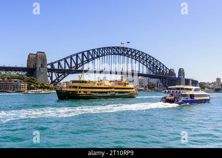 Les ferries passent devant les arches en acier du pont du port de Sydney, du port de Sydney, de Sydney, de la Nouvelle-Galles du Sud, de l'Australie Banque D'Images