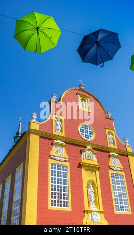 Parapluies colorés verts et bleus devant l'église Gymnasialkirche à Meppen, Allemagne Banque D'Images