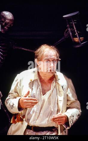 Michael Gambon (Volpone) in VOLPONE or the Fox de Ben Jonson à l'Olivier Theatre, National Theatre (NT), Londres SE1 27/07/1995 design : Richard Hudson éclairage : Peter Mumford réalisateur : Matthew Warchus Banque D'Images