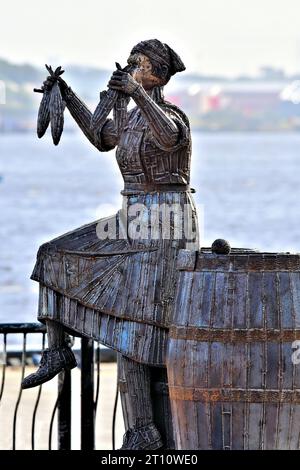 La sculpture Ray Lonsdale de la fille du hareng sur North Shields Fish Quay le 22 septembre 2023 a été inaugurée par Brenda Blethyn alias Vera Banque D'Images