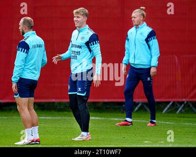 Helsingoer, Danemark. 10 octobre 2023. Denmarks Christian Eriksen, Rasmus Hoejlund et Simon Kjaer lors de la séance d’entraînement des équipes nationales à Helsingoer, Danemark, le mardi 10 octobre 2023. Le Danemark affrontera le Kasakhstan à domicile et à l'extérieur à Saint-Marin dans le groupe H de qualification de l'UEFA Euro 2024 Credit : Ritzau/Alamy Live News Banque D'Images