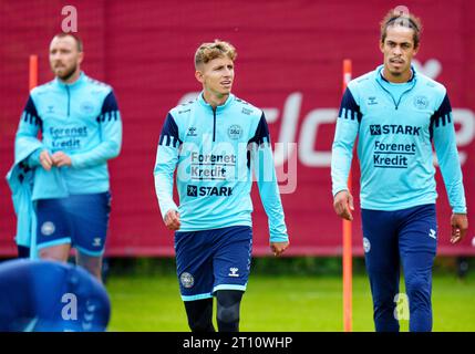 Helsingoer, Danemark. 10 octobre 2023. Denmarks Christian Eriksen, Jesper Lindstroem et Yussuf Poulsen lors de la séance d’entraînement des équipes nationales à Helsingoer, Danemark, le mardi 10 octobre 2023. Le Danemark affrontera le Kasakhstan à domicile et à l'extérieur à Saint-Marin dans le groupe H de qualification de l'UEFA Euro 2024 Credit : Ritzau/Alamy Live News Banque D'Images