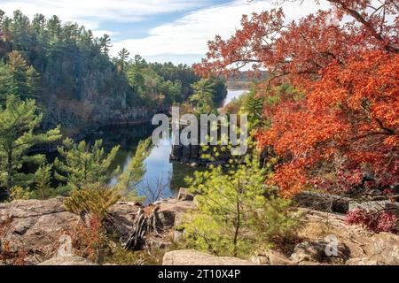 Belle vue d'automne de la St. Croix River et angle Rock à Interstate State Park à St. Croix Falls, Wisconsin et Taylors Falls, Minnesota États-Unis Banque D'Images