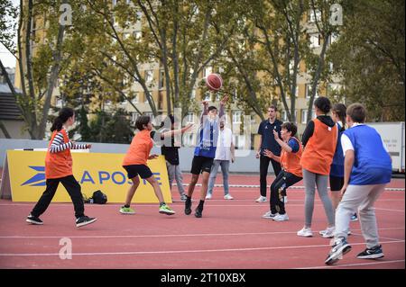 Paris, France. 03 janvier 2014. Des enfants participent aux journées d’arbitrage de la poste à la Cité des Sports à Issy-les-Moulineaux, au sud de Paris, le 10 octobre 2023. Photo de Firas Abdullah/ABACAPRESS.COM crédit : Abaca Press/Alamy Live News Banque D'Images