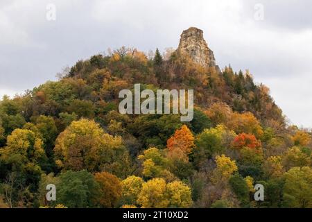 Sugar Loaf Bluff atteignant près de 85 pieds dans le ciel ; un jour d'automne à Winona, Minnesota États-Unis. Banque D'Images