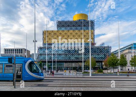 CENTENAIRE SQUARE, BIRMINGHAM, ROYAUME-UNI - 5 OCTOBRE 2023. L'extérieur postmoderne de la Bibliothèque de Birmingham sur Centenary Square avec un West Midlands Tra Banque D'Images