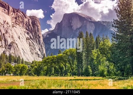Half Dome est un sommet impressionnant dans le parc national de Yosemite, connu pour sa forme distinctive et ses vues à couper le souffle. Banque D'Images