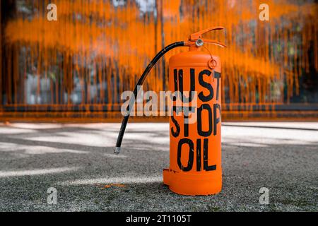 Ben, un étudiant de 21 ans, peint un bâtiment de l'Université de Bristol au nom de Just Stop Oil et est arrêté. Banque D'Images