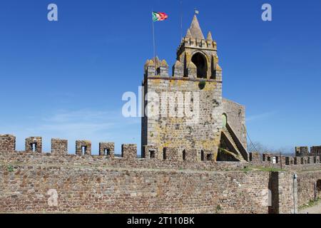 Admirez le majestueux château de Montemor-o-Novo, témoignage de la riche histoire du Portugal. Ses anciens murs sont hauts, gardant les histoires des époques passées. Banque D'Images