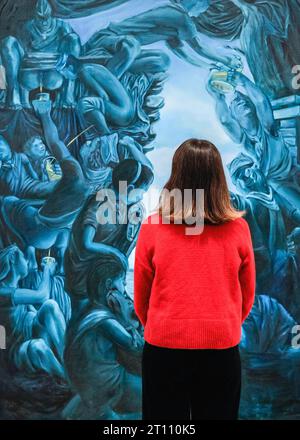 Londres, Royaume-Uni. 10 octobre 2023. Limonade Stand, 1994 - le personnel pose avec le travail. La Whitechapel Gallery présente « What Happened », la première grande rétrospective britannique de l'artiste américaine contemporaine Nicole Eisenman, avec plus de 100 œuvres exposées, dont beaucoup n'ont jamais été montrées au Royaume-Uni auparavant. L'exposition dure jusqu'au 14 janvier 2024. Crédit : Imageplotter/Alamy Live News Banque D'Images