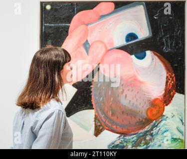 Londres, Royaume-Uni. 10 octobre 2023. 'Selfie', 2014 - le personnel pose avec le travail. La Whitechapel Gallery présente « What Happened », la première grande rétrospective britannique de l'artiste américaine contemporaine Nicole Eisenman, avec plus de 100 œuvres exposées, dont beaucoup n'ont jamais été montrées au Royaume-Uni auparavant. L'exposition dure jusqu'au 14 janvier 2024. Crédit : Imageplotter/Alamy Live News Banque D'Images