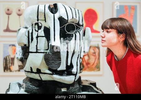 Londres, Royaume-Uni. 10 octobre 2023. 'ECON Prof', 2019, Bronze - le personnel pose avec le travail. La Whitechapel Gallery présente « What Happened », la première grande rétrospective britannique de l'artiste américaine contemporaine Nicole Eisenman, avec plus de 100 œuvres exposées, dont beaucoup n'ont jamais été montrées au Royaume-Uni auparavant. L'exposition dure jusqu'au 14 janvier 2024. Crédit : Imageplotter/Alamy Live News Banque D'Images