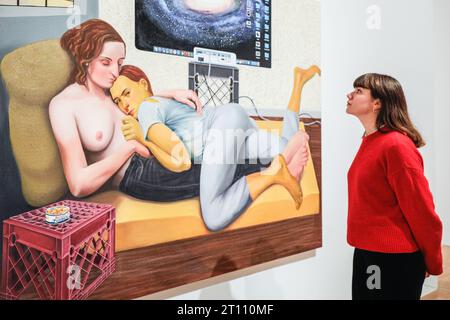 Londres, Royaume-Uni. 10 octobre 2023. 'Morning Studio', 2016 - le personnel pose avec le travail. La Whitechapel Gallery présente « What Happened », la première grande rétrospective britannique de l'artiste américaine contemporaine Nicole Eisenman, avec plus de 100 œuvres exposées, dont beaucoup n'ont jamais été montrées au Royaume-Uni auparavant. L'exposition dure jusqu'au 14 janvier 2024. Crédit : Imageplotter/Alamy Live News Banque D'Images