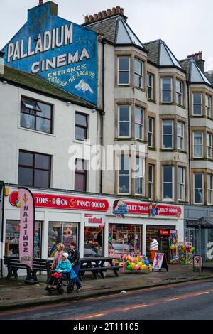 Un vieux panneau pour le cinéma Palladium à Morecambe, Lancashire, Angleterre Banque D'Images