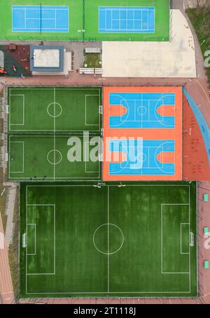 vue aérienne de dessus de terrain de sport depuis le drone Banque D'Images